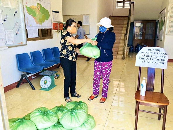 Hội Liên hiệp Phụ nữ xã Đắk Liêng hỗ trợ gạo cho những hội viên khó khăn.  
