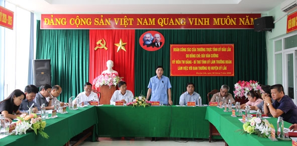 Đoàn công tác của Thường trực Tỉnh ủy làm việc với Ban Thường vụ Huyện ủy Lắk. 