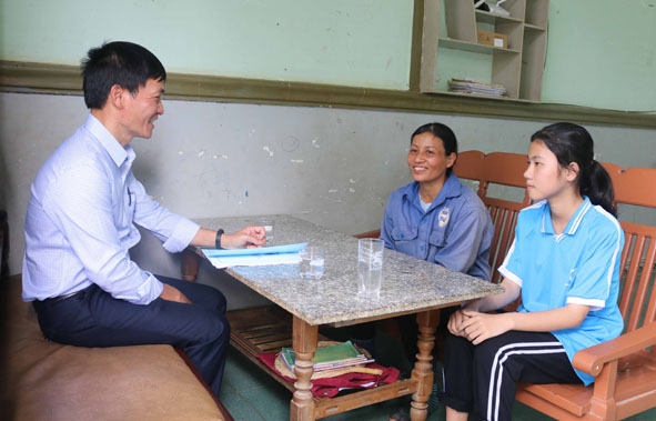 Đại diện Phòng Giáo dục và Đào tạo huyện Krông Ana (bìa trái) hỏi thăm tình hình học tập  của em Nguyễn Thị Thanh Trầm.   