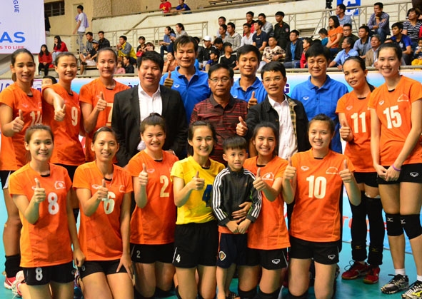 Các cô gái Câu lạc bộ bóng chuyền Đắk Lắk tự tin trước khi bước vào giải. 