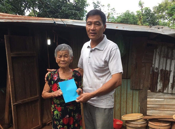  Ông Hồ Ngọc Dương, Chủ tịch Hội Chữ thập đỏ Nhân Ái trao sổ trợ cấp cho bà Hà Thị Nĩ (thôn 1B, xã Hòa Tiến, huyện Krông Pắc).