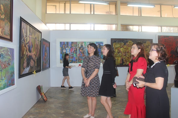 Triển lãm Mỹ thuật khu vực V - Nam miền Trung và Tây Nguyên lần thứ 24, năm 2019 tổ chức tại Đắk Lắk thu hút đông đảo người xem  đến thưởng lãm.    Ảnh: Lan Anh