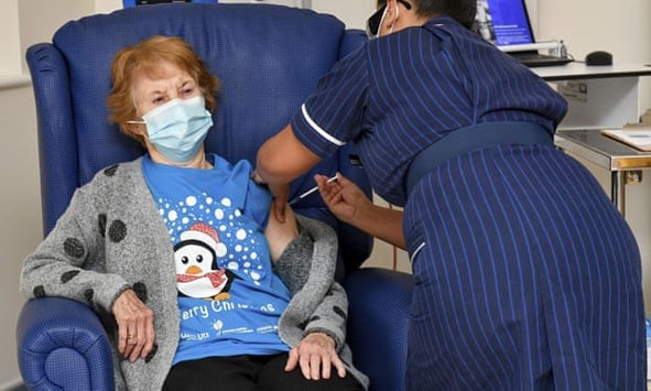 Cụ bà Margaret Keenan (90 tuổi, người Anh) là người đầu tiên trên thế giới được tiêm vắc xin phòng Covid-19 của Pfizer/BioNTech.   