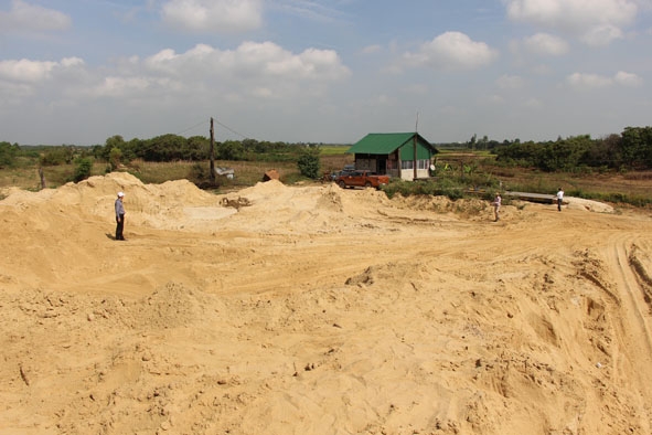 Cán bộ ngành thuế kiểm tra việc khai thác cát tại một doanh nghiệp trên địa bàn huyện Krông Pắc. 
