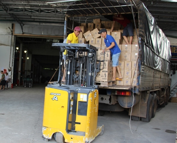 Vận chuyển hàng hóa lên xe tải tại một doanh nghiệp ở huyện Krông Pắc. (Hình minh họa)