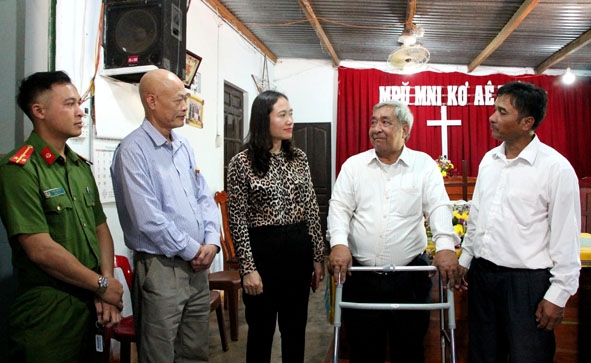 Lãnh đạo UBND huyện Krông Pắc gặp gỡ, trao đổi về việc thực hiện công tác tuyên truyền, vận động của mục sư  Y Nhiam Niê Trei (thứ hai từ phải sang). 