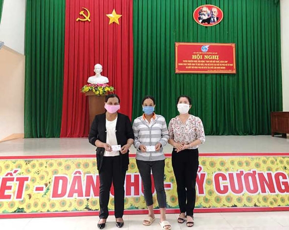 Đại diện Hội LHPN phường An Lạc (thị xã Buôn Hồ) trao tặng thẻ BHYT cho hội viên có hoàn cảnh khó khăn.