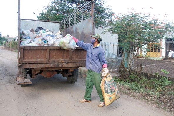 Công nhân Hợp tác xã Dịch vụ Thanh Tùng thu gom rác tại địa bàn xã Ea Na. 