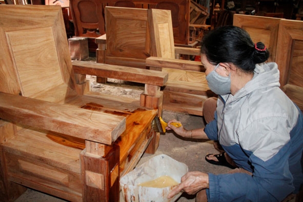 Xưởng sản xuất gỗ của hộ bà Trần Thị Len (phường Tân Lập, TP. Buôn Ma Thuột). 