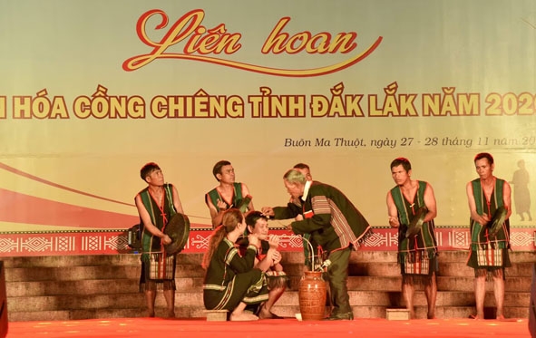 Tái hiện nghi lễ kết nghĩa anh em của người Êđê tại Liên hoan Văn hóa cồng chiêng Đắk Lắk năm 2020. 