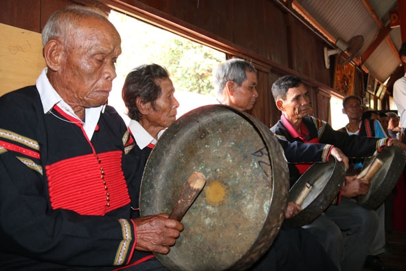 Đội chiêng buôn Ky (phường Thành Nhất) biểu diễn trong lễ cúng bến nước của buôn.