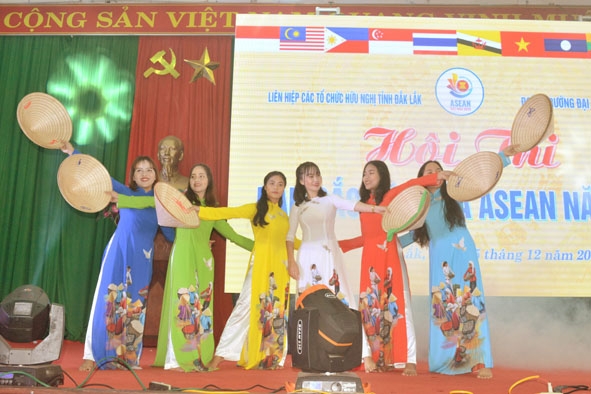 Khoa Lý luận chính trị đại diện cho nước chủ nhà Việt Nam giới thiệu tà áo dài cùng chiếc nón lá truyền thống. 