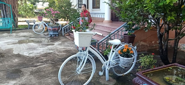 Những chiếc xe đạp hoa độc đáo trong khuôn viên UBND xã Ia R’vê. 