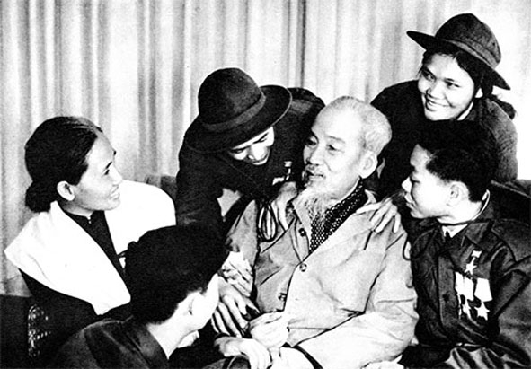 Chủ tịch Hồ Chí Minh với thiếu niên anh hùng dũng sĩ miền Nam trong Đoàn Đại biểu Mặt trận Dân tộc giải phóng miền Nam ra thăm miền Bắc năm 1969.  Ảnh tư liệu