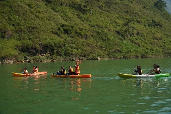 Khách du lịch trải nghiệm chèo kayak trên sông Nho Quế. 