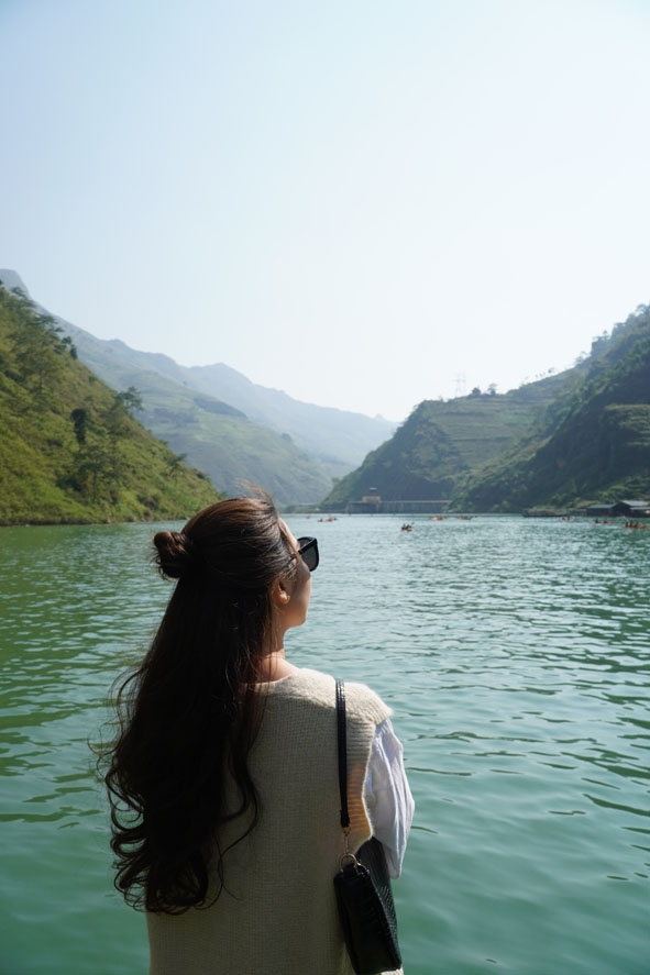 Sông Nho Quế được bao bọc bởi nhiều ngọn núi trùng điệp tạo nên khung cảnh hùng vỹ, nên thơ. 
