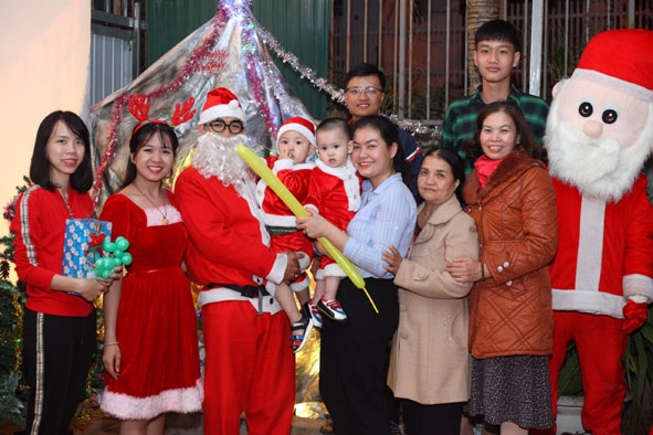 Nhiều gia đình Công giáo đầu tư cho phần tặng quà đêm Giáng sinh thêm ý nghĩa. 