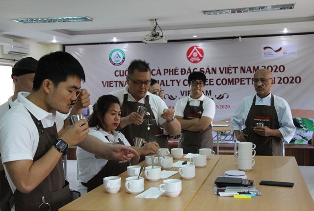 Chuyên gia thử nếm cà phê tại Cuộc thi Cà phê đặc sản Việt Nam năm 2020
