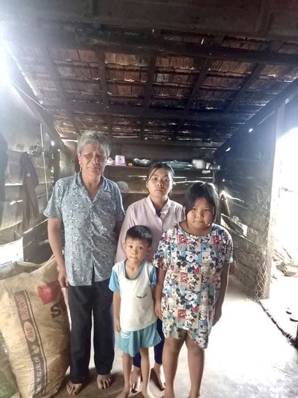 Gia đình bà Phấn trong ngôi nhà tuềnh toàng.  