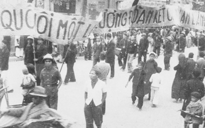 Cách đây 73 năm, ngày 06/01/1946 là ngày đầu tiên người dân Việt Nam được đi bầu cử với tư cách là công dân của một nước độc lập. Trong ảnh: Nhân dân lao động Thủ đô cổ động cho ngày Tổng tuyển cử đầu tiên. Ảnh: Tư liệu