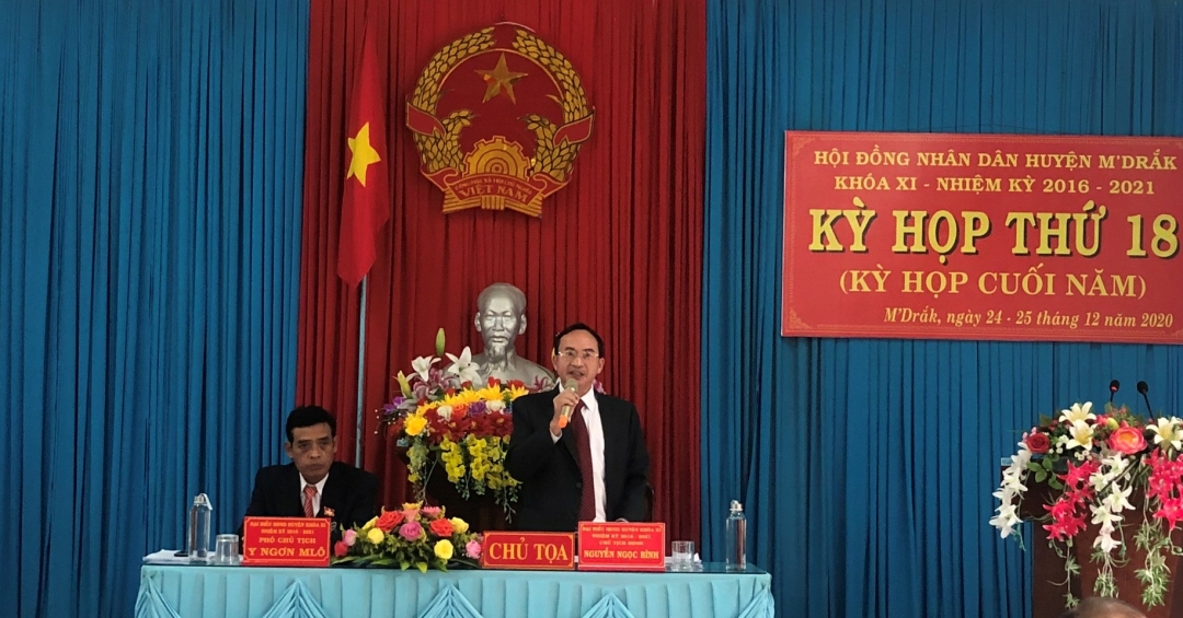 Phó Bí thư Thường trực Huyện ủy, Chủ tịch HĐND huyện M Drắk Nguyễn Ngọc Bình phát biểu tại Kỳ họp.