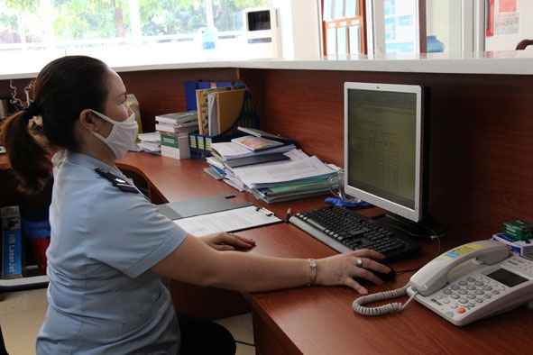 Cán bộ Cục Hải quan Đắk Lắk kiểm tra thủ tục thông quan của doanh nghiệp trên hệ thống.  