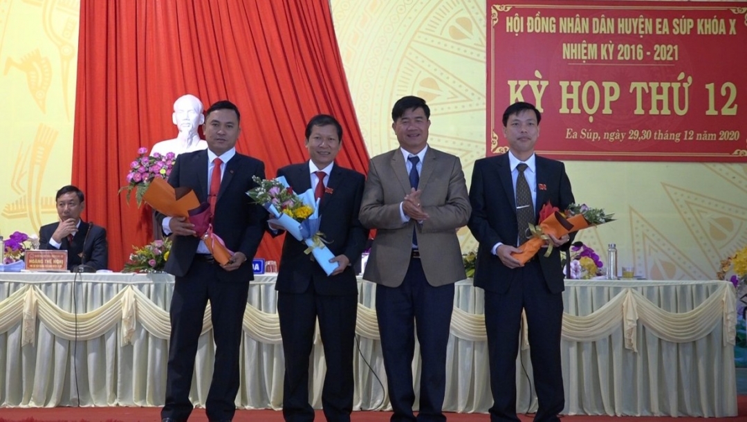Bí thư Huyện ủy Ea Súp Nguyễn Thiên Văn tặng hoa các cán bộ chủ chốt thuộc UBND, HĐND huyện được bầu tại kỳ họp