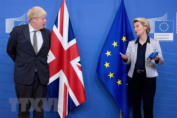 Chủ tịch Ủy ban châu Âu (EC) Ursula von der Leyen (bên phải) và Thủ tướng Anh Boris Johnson trong cuộc gặp  tại Brussels, Bỉ, ngày 9-12-2020.   Ảnh: THX/TTXVN