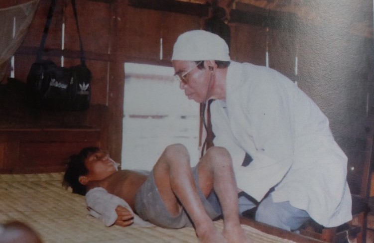 Bác sĩ Y Ngông Niê Kđăm thăm và khám bệnh cho bệnh nhân tại Trại phong Ea Na. (Ảnh tư liệu)