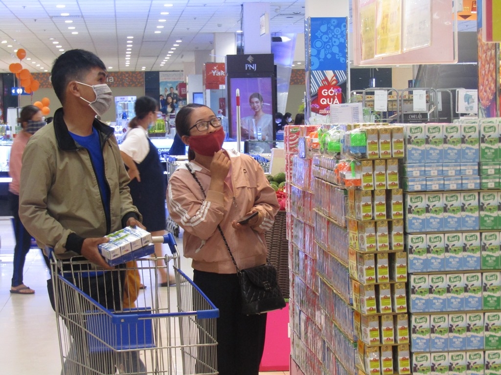 Người tiêu dùng chọn mua hàng tại siêu thị Co.opmart Buôn Ma Thuột