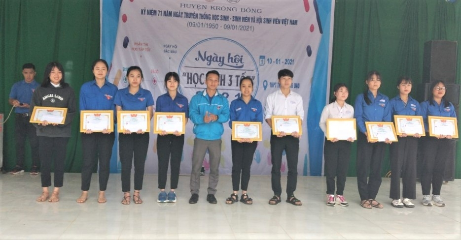 Ban Thường vụ Huyện Đoàn đã khen thưởng cho 10 em học sinh đạt danh hiệu “Học sinh 3 tốt” trong năm học 2019 – 2020