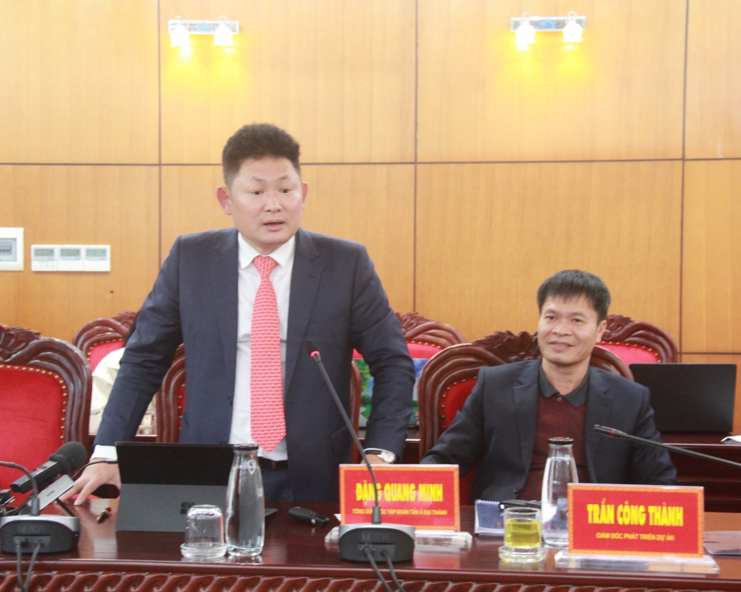 Đại diện Tập đoàn Tân Á Đại Thành báo cáo quy hoạch dự án khu dân cư thương mại dự kiến xây dựng ở huyện Lắk