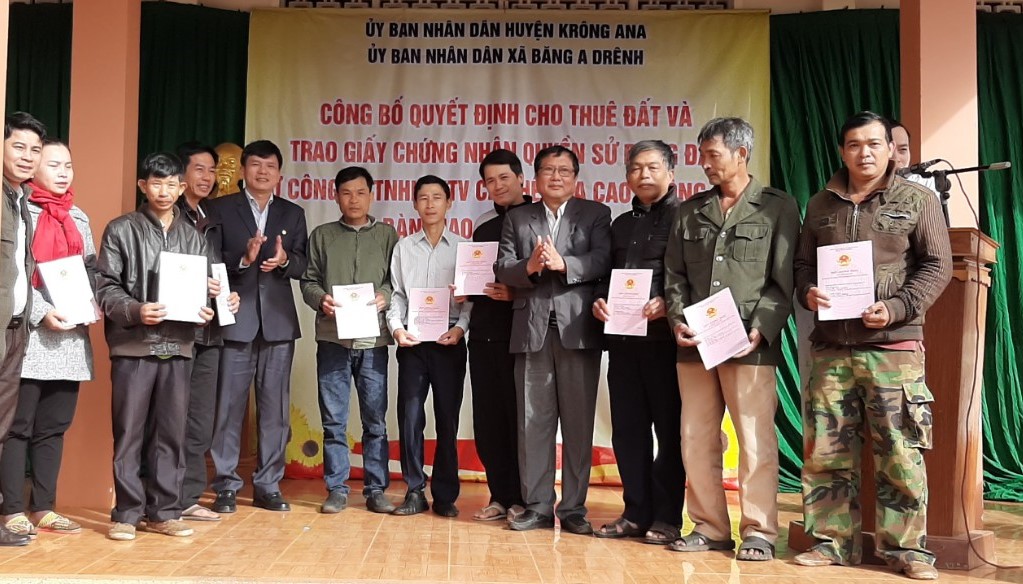 Đại diện UBND huyện Krông Ana trao Giấy chứng nhận Quyền sử dụng đất cho các hộ dân