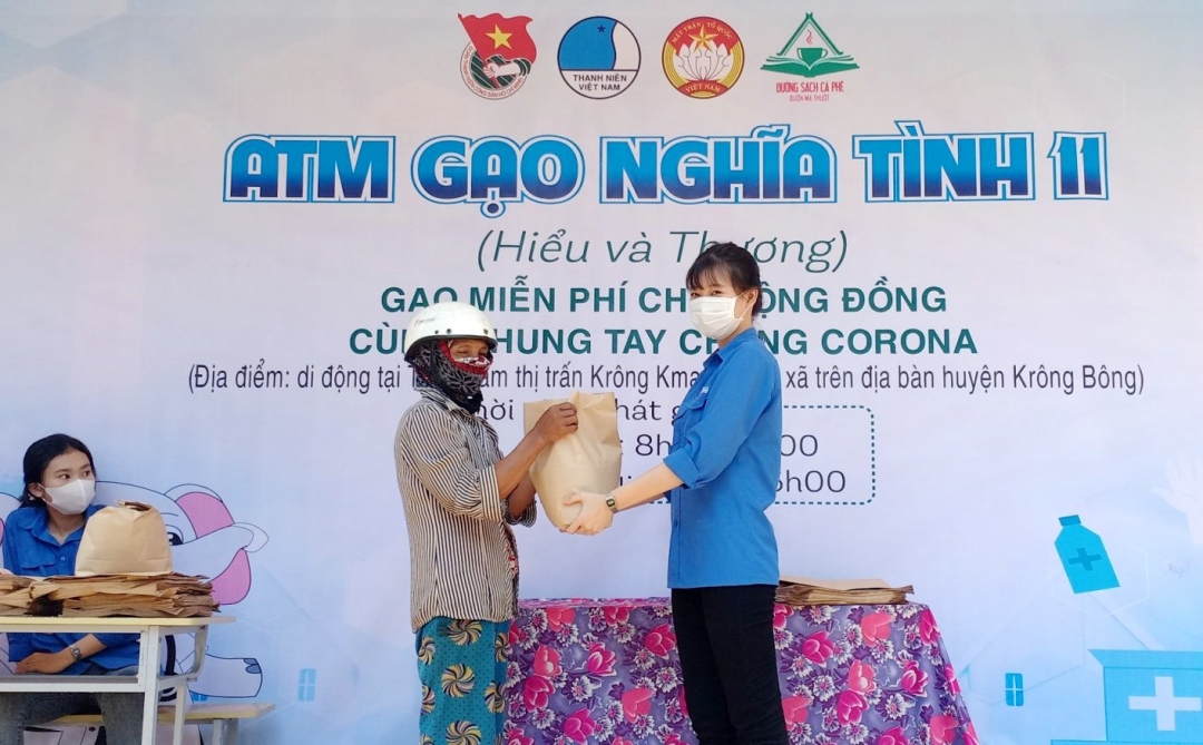 Chương trình “ATM gạo nghĩa tình 11 - huyện Krông Bông”
