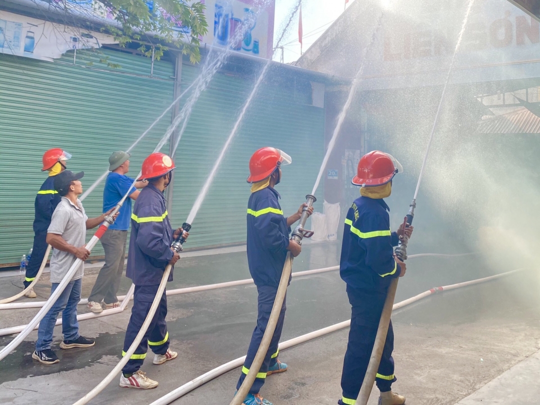 Lực lượng chữa cháy chuyên nghiệp và đội phòng cháy chữa cháy cơ sở phối hợp tiến hành chữa cháy