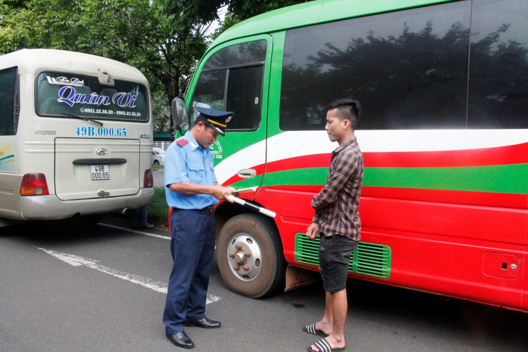 Cán bộ Thanh tra Sở Giao thông vận tải kiểm tra giấy tờ tài xế đón, trả khách khu vực Sân bay Buôn Ma Thuột.