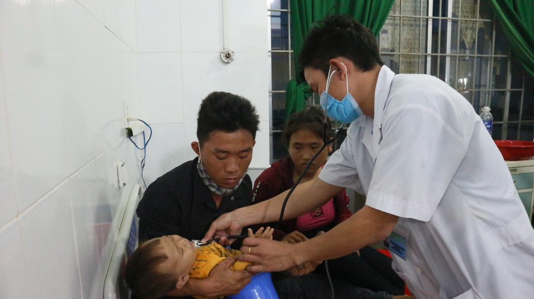 Bệnh nhi mắc bệnh tiêu chảy cấp được điều trị tại Bệnh viện Đa khoa huyện Ea Súp.