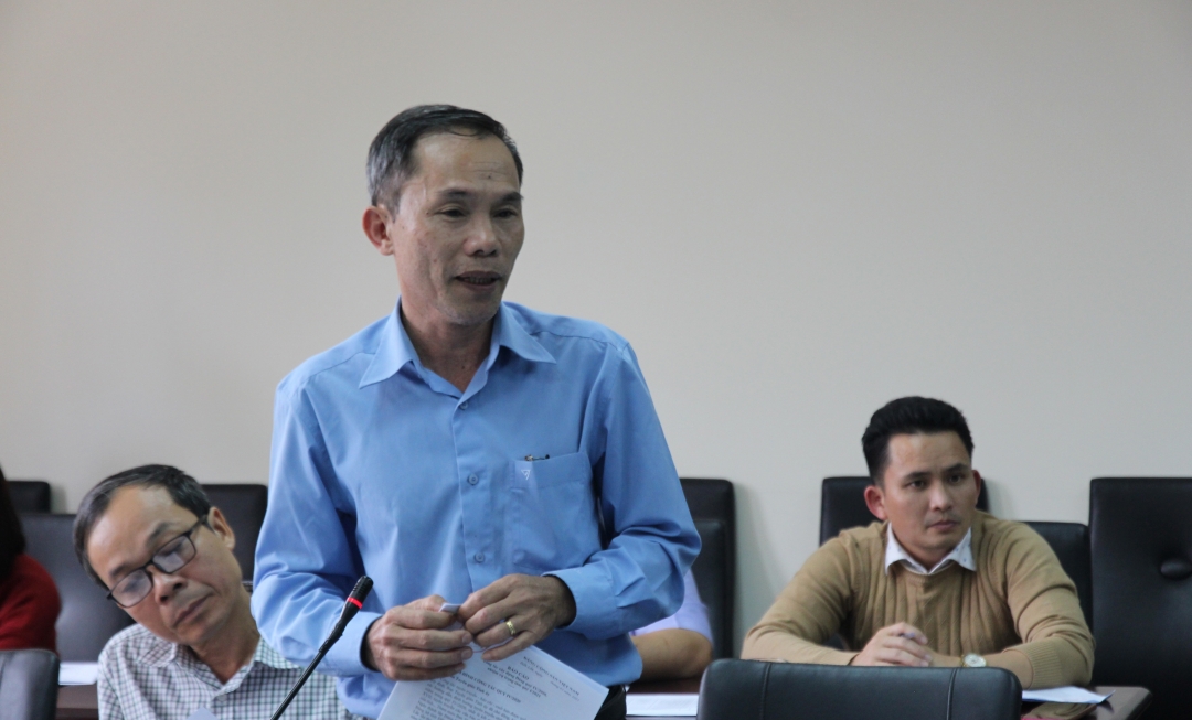 Tổng Biên tập Báo Đắk Lắk Đinh Xuân Toản đóng góp ý kiến tại hội nghị.