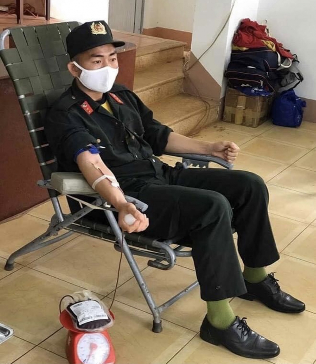 Thượng úy Nguyễn Thành Công trong một lần tham gia hiến máu nhân đạo. Ả