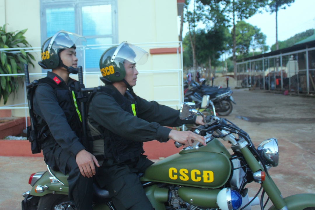 Thượng úy Nguyễn Thành Công và Trung sĩ Hứa Xuân Hoàng chuẩn bị đi tuần tra. 