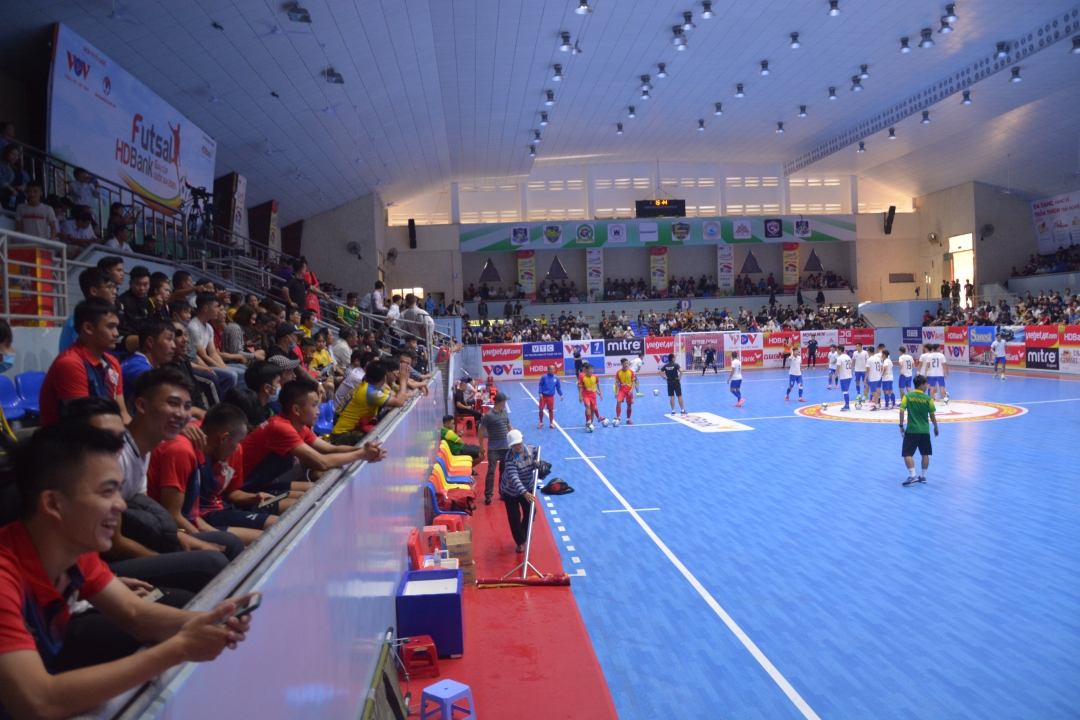 Kiểm soát tốt  dịch bệnh Covid-19, Cúp quốc gia Futsal 2020 vẫn diễn ra tại TP. Buôn Ma Thuột  và thu hút đông đảo khán giả.  