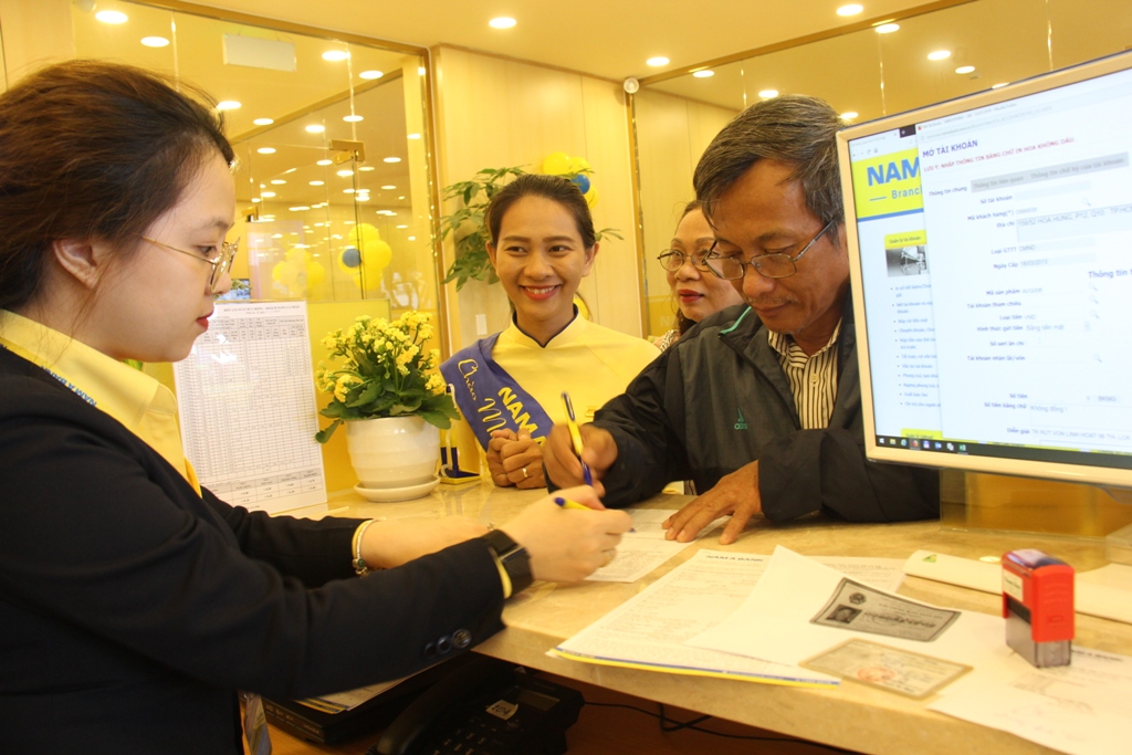 Khác hàng giao dịch mở thẻ tại Nam A Bank Krông Búk
