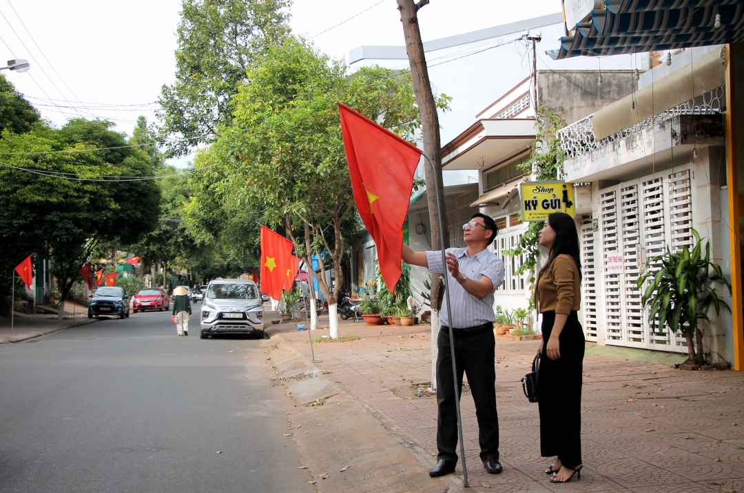 Lãnh đạo Đảng ủy phường Tự An, TP. Buôn Ma Thuột kiểm tra việc treo cờ Tổ quốc trên địa bàn phường.