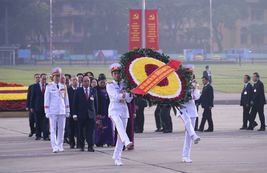 Các đại biểu dự Đại hội XIII của Đảng đặt vòng hoa và vào Lăng viếng Chủ tịch Hồ Chí Minh. (Ảnh: TTXVN)