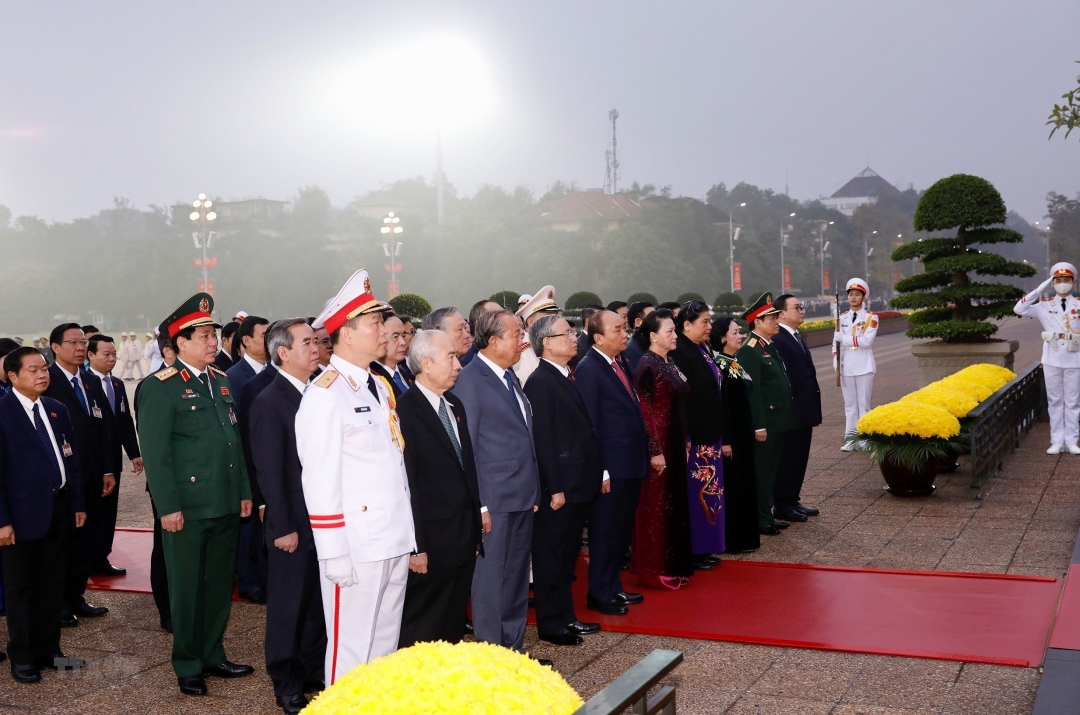 Các đại biểu dự Đại hội XIII của Đảng đặt vòng hoa và vào Lăng viếng Chủ tịch Hồ Chí Minh. 