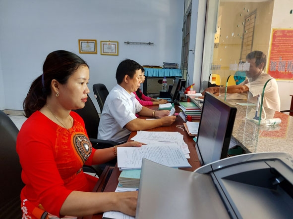 Giải quyết thủ tục hành chính cho người dân tại UBND thị trấn Ea Drăng, huyện Ea H'leo