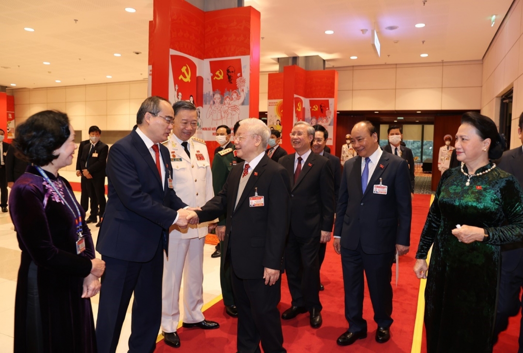 Tổng Bí thư, Chủ tịch nước Nguyễn Phú Trọng gặp gỡ đại biểu trong phiên thảo luận ngày 28-1 tại Đại hội XIII. Ảnh: TTXVN