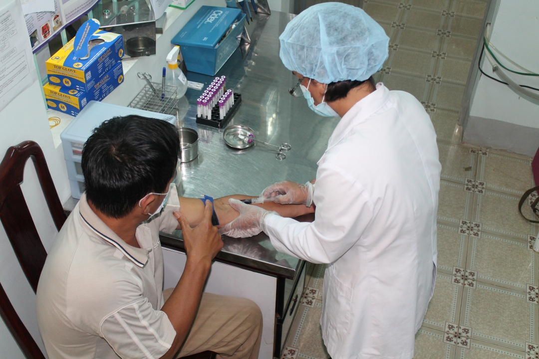 Cán bộ Trung tâm Kiểm soát bệnh tật tỉnh xét nghiệm cho bệnh nhân phơi nhiễm HIV. 