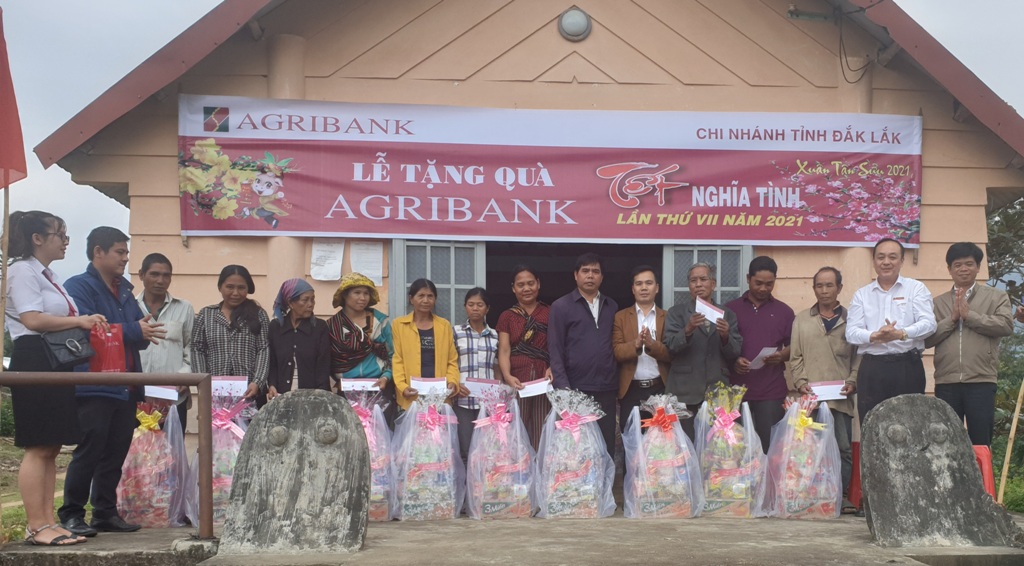 Đại diện Agribank Đắk Lắk trao quà tặng đồng bào buôn Buôn Par (xã Cư Prao, huyện M'Drắk)