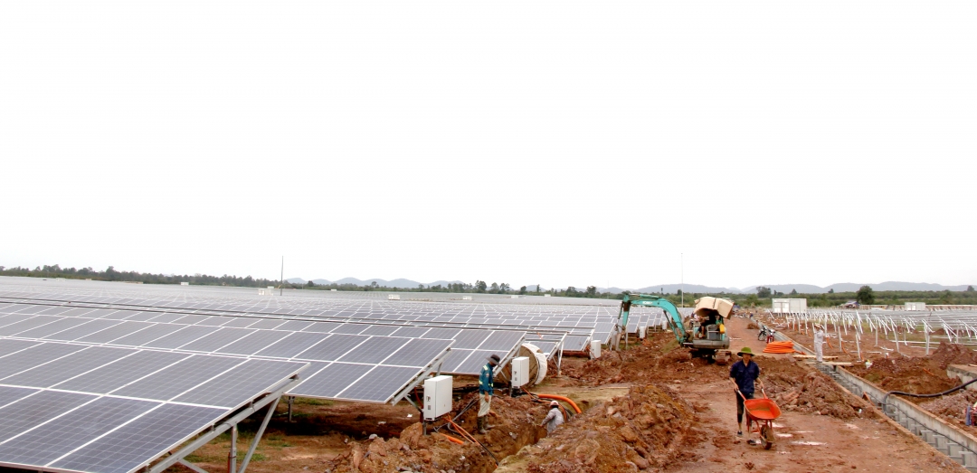 Lắp đặt, xây dựng điện năng lượng mặt trời tại xã Ea Wer